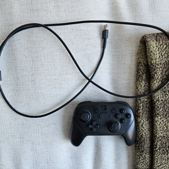 Nintendo Switch Pro Controller - Picture 5 of 6